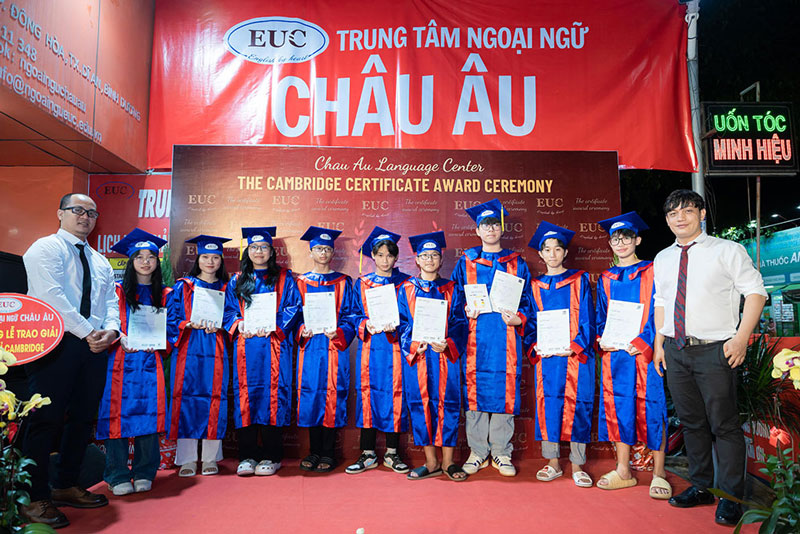 Học viên nhận chứng chỉ quốc tế 2024