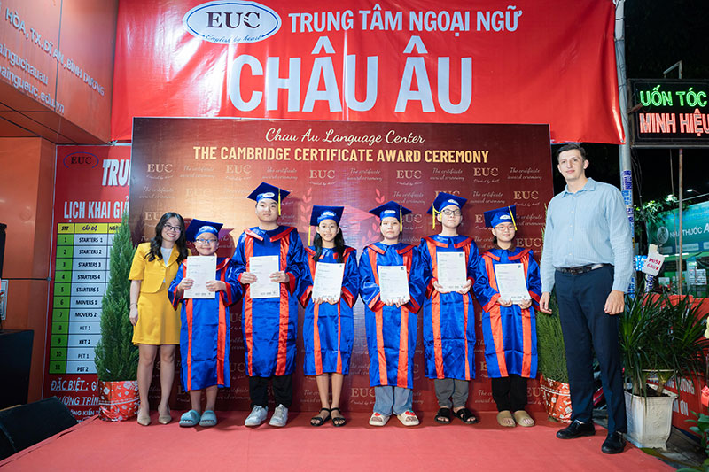 Học viên nhận chứng chỉ quốc tế 2024