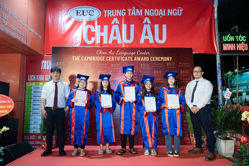 Học viên nhận chứng chỉ quốc tế 2024