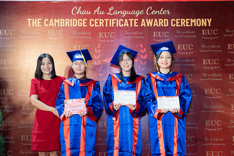 Học viên nhận chứng chỉ quốc tế 2024